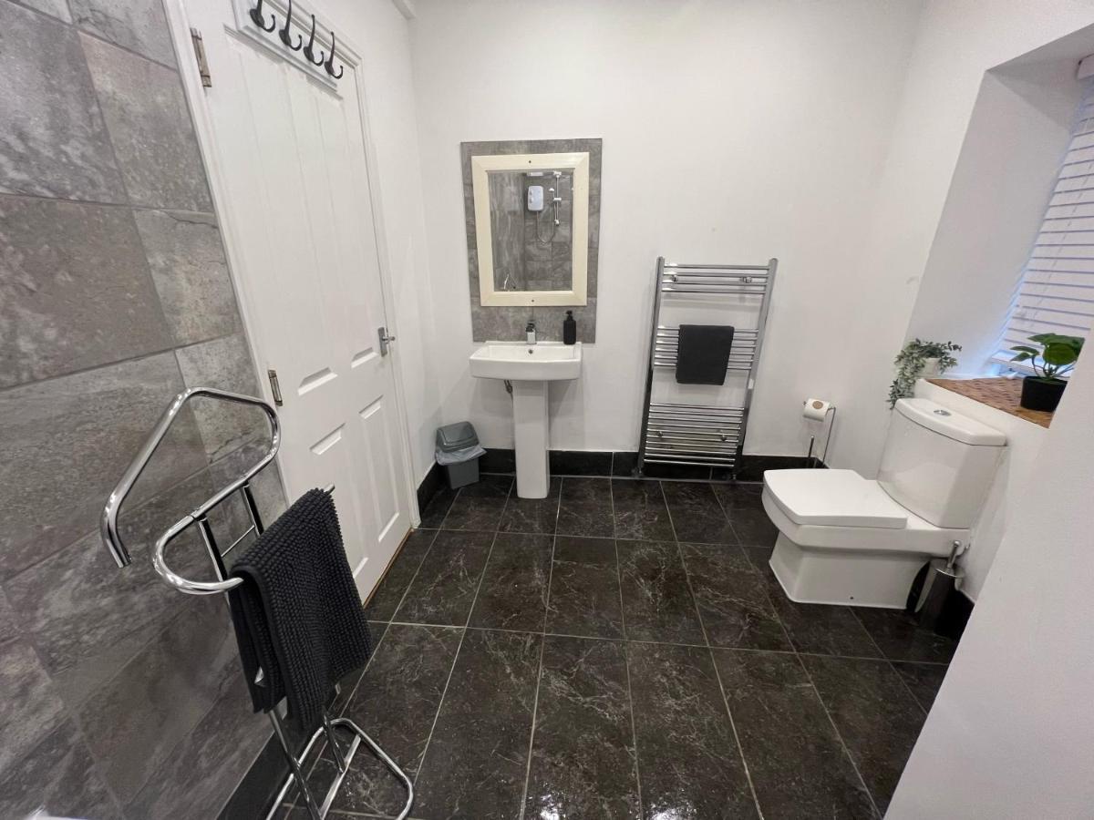 Spacious Ground Floor Suite Comfortably Sleeps Up To Eight Halifax Exterior foto